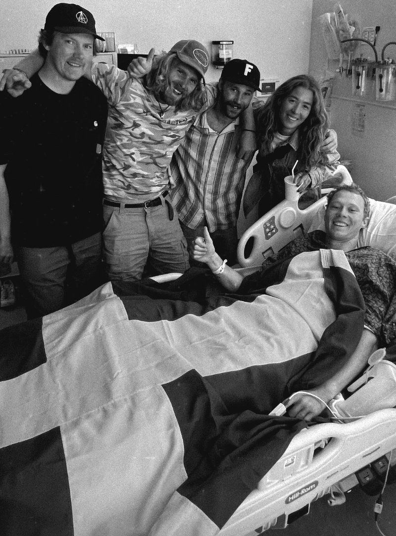 Emil Johansson gör tummen upp från sjukhussängen. Skärmavbild: instagram.com/johanssonemil Emil Johansson gör tummen upp från sjukhussängen. Skärmavbild: instagram.com/johanssonemil